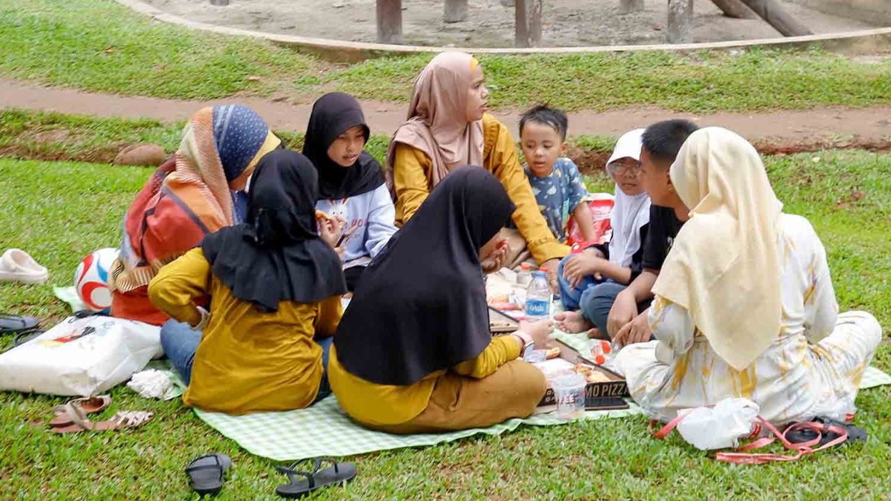 Warga saat berwisata menisi libur akhir pekan di Tebet Eco Park, Tebet, Jakarta, Sabtu (19/4/2025)