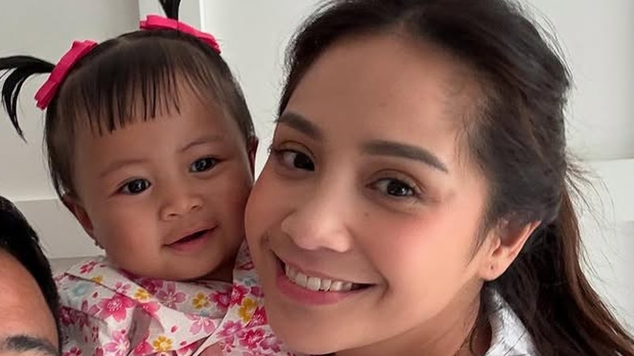 Tampil dengan Rambut Kuncir 2, Intip Potret Menggemaskan Baby Lily Foto Bareng Raffi Ahmad dan Nagita Slavina (credit: instagram/raffinagita1717)