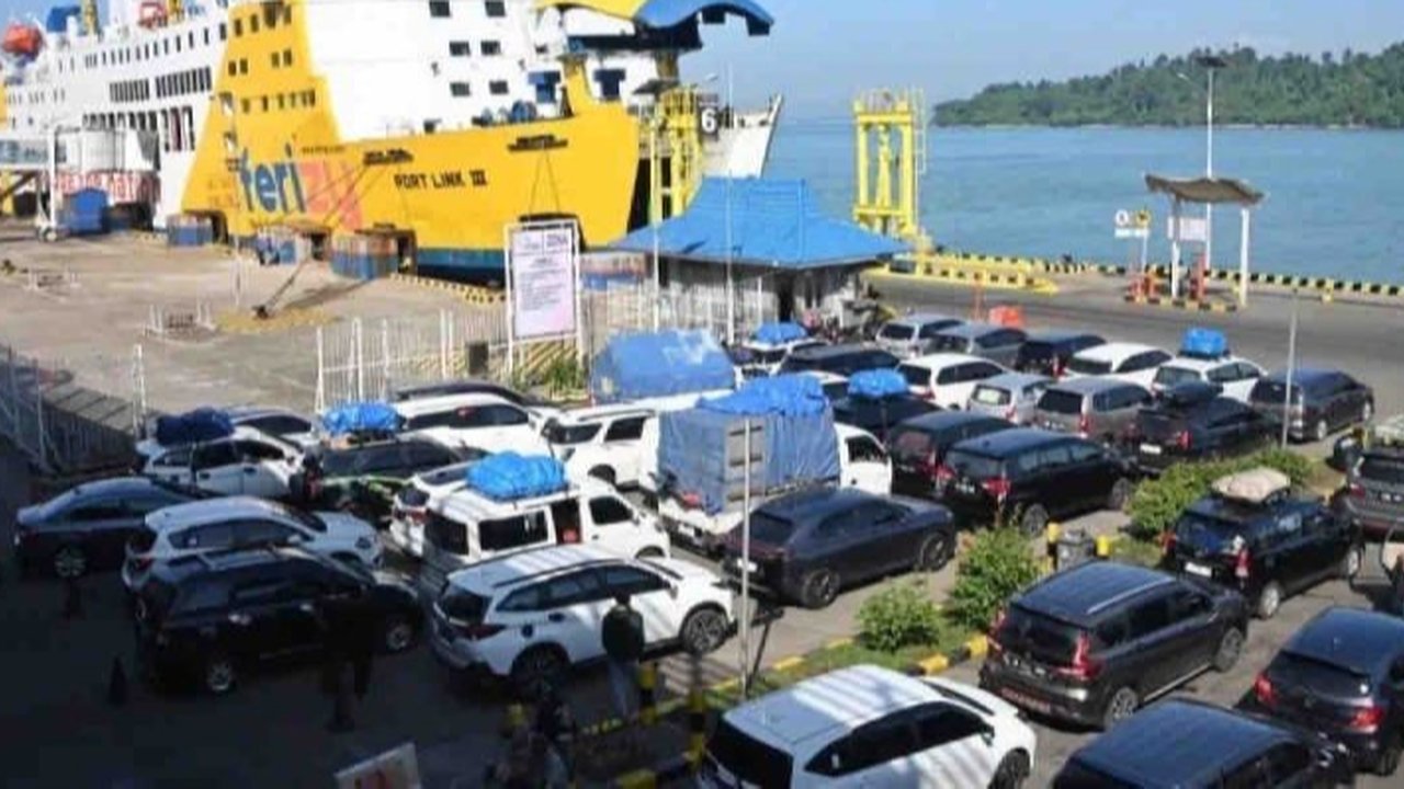 Menjelang Lebaran 2025, Pelabuhan Bakauheni terpantau lengang pemudik yang berangkat, namun ramai pemudik yang tiba; ASDP imbau beli tiket Ferizy lebih awal dan waspada selama perjalanan.