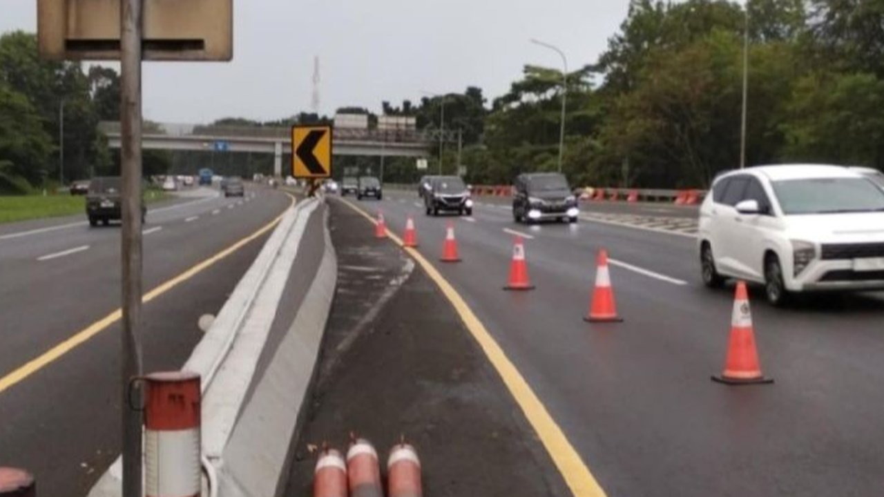 Sistem contraflow diberlakukan di Tol Jagorawi arah Puncak untuk mengatasi kepadatan lalu lintas selama libur Lebaran 2025, imbauan bagi pengendara untuk memastikan saldo e-toll dan mematuhi peraturan lalu lintas.