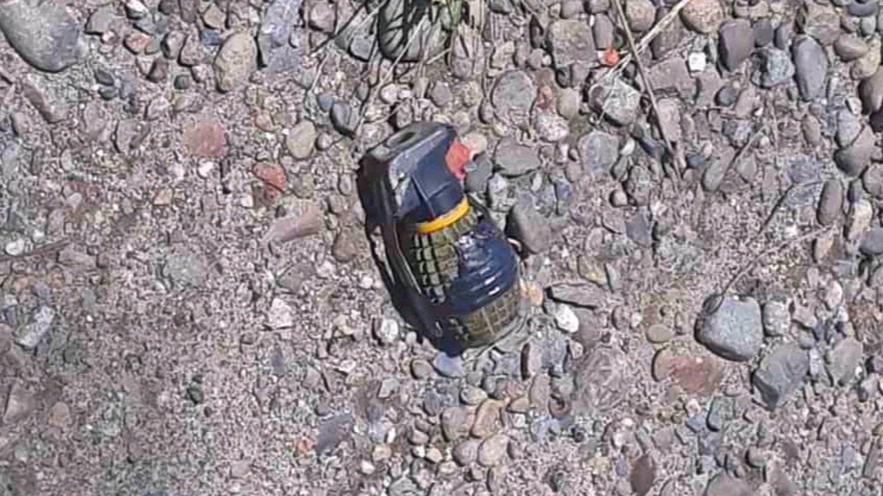 Granat tangan tersebut ditaruh pelaku di bahu jalan nasional Blangpidie-Tapak Tuan yang berjarak hanya 20 meter dari pagar rumah dinas Bupati Aceh Barat Daya, Akmal Ibrahim. (Liputan6.com/ Rino Abonita)