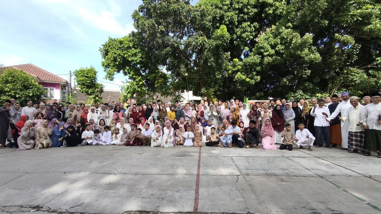 Tradisi Salam-Salaman saat Lebaran yang Melampaui Zaman