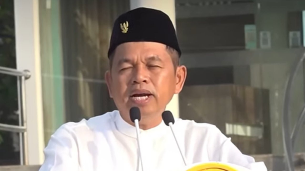 Gubernur Jawa Barat, Dedi Mulyadi, mengimbau pengelola wisata untuk mempersiapkan diri menghadapi libur Lebaran 2025, termasuk infrastruktur, keamanan, dan SDM yang kompeten guna mencegah insiden dan pungli.