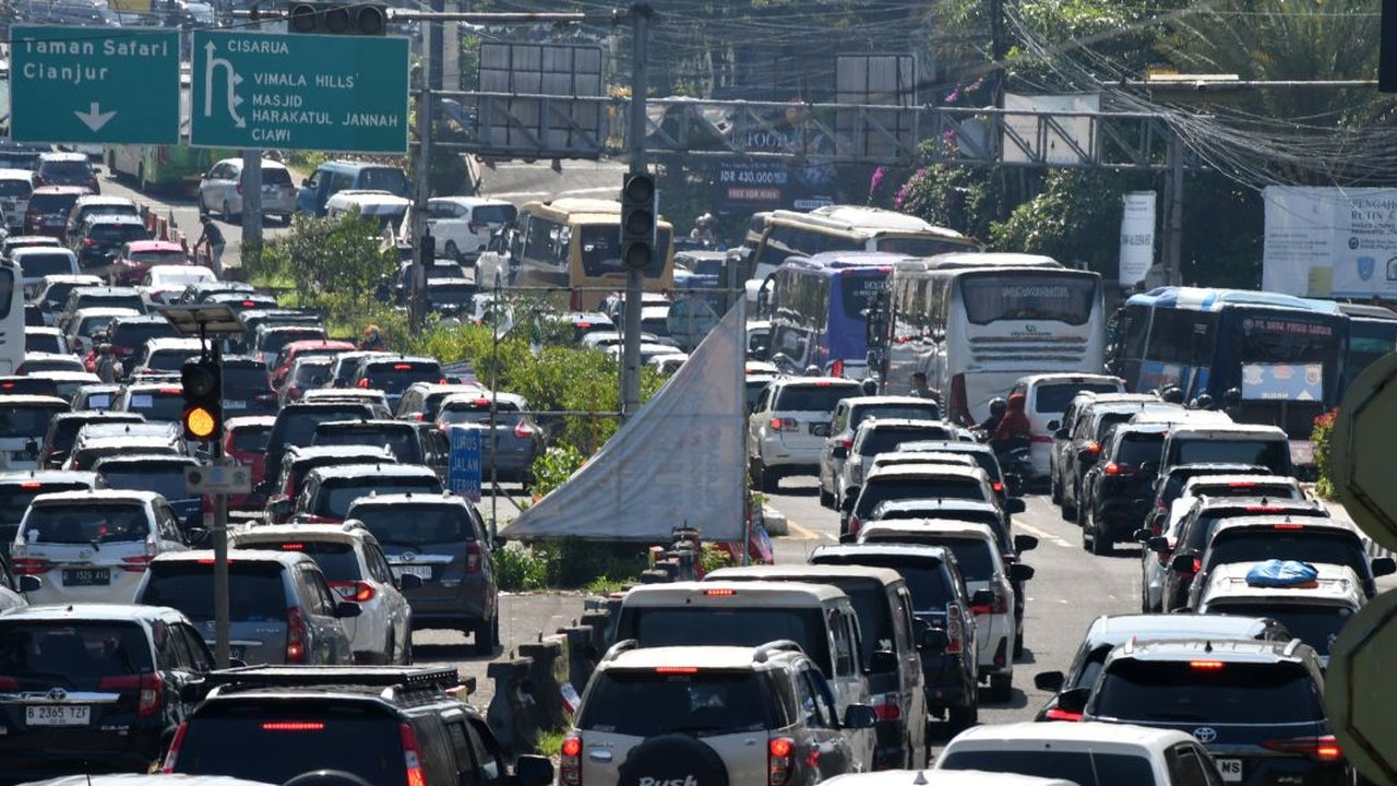 Imbas One Way Jalur Puncak Macet Hingga 12 Kilometer, Kendaraan Tak Bergerak