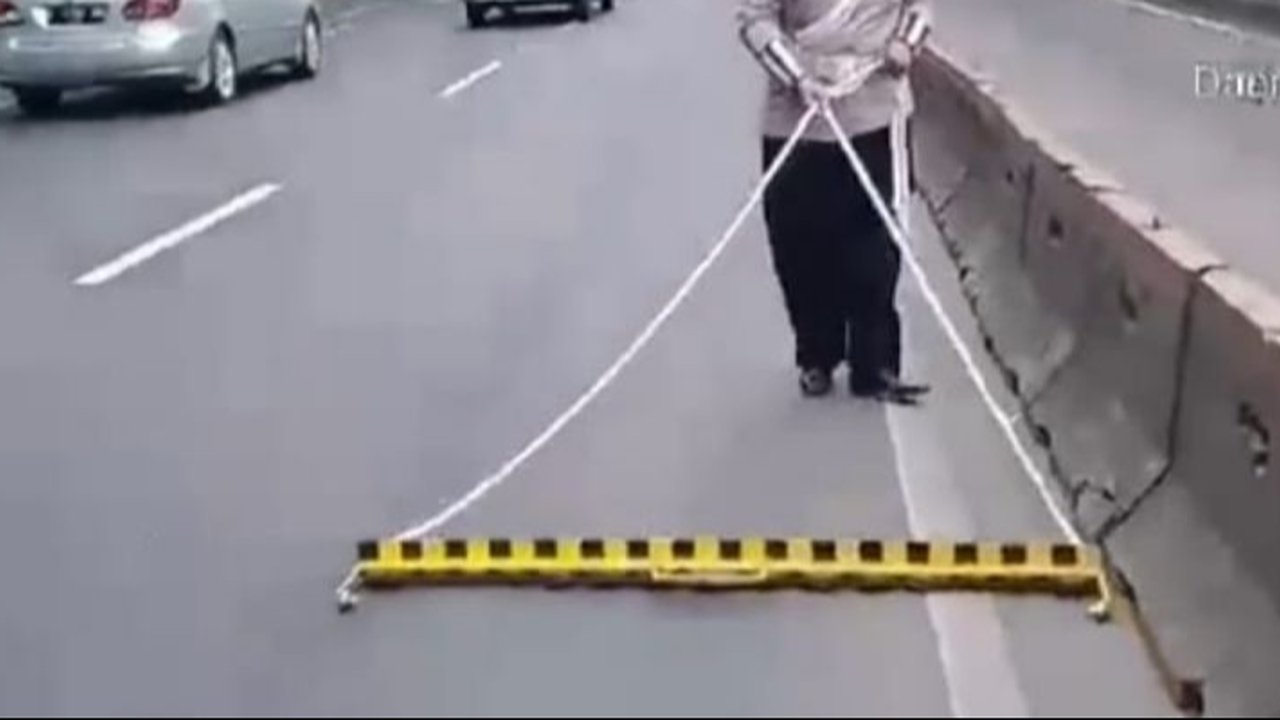 Kepolisian Jakarta Pusat bersama tim gabungan membersihkan ranjau paku di Jalan Pejompongan untuk mencegah kecelakaan selama arus mudik Lebaran, sekaligus meningkatkan patroli dan pengawasan.