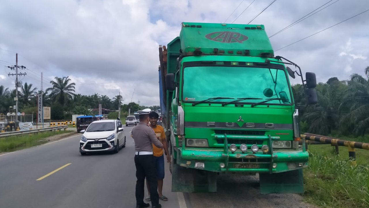 Sopir Truk Nakal Nekat Bawa Kayu Akasia 14 Ton saat Lebaran, Akhirnya Ditindak Polisi