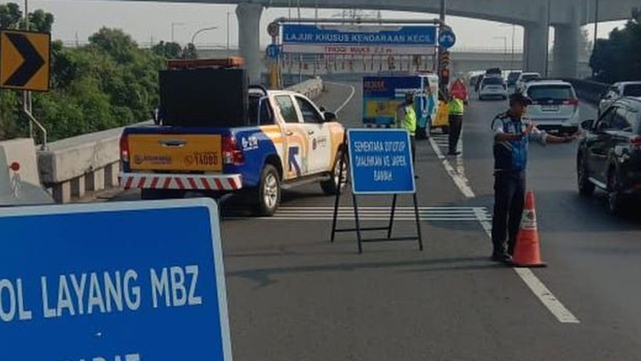 Viral Truk Tangki Muatan Gas Kecelakaan di Tol Cikampek, Petugas Turun Tangan