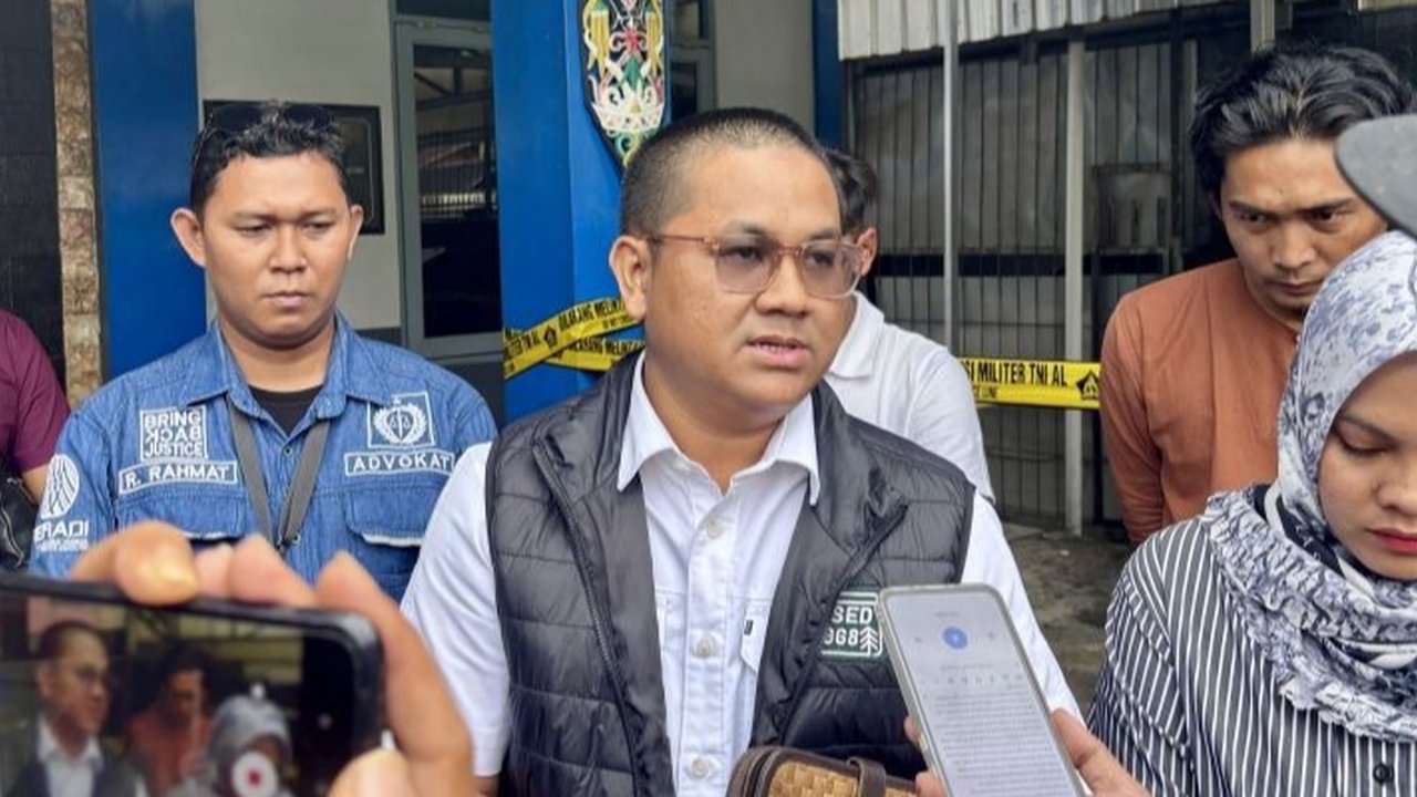 Keluarga jurnalis Juwita (23) yang dibunuh di Banjarbaru meminta penyidik TNI AL melakukan tes DNA terhadap cairan putih yang ditemukan di rahim korban untuk mengungkap motif pembunuhan tersebut.