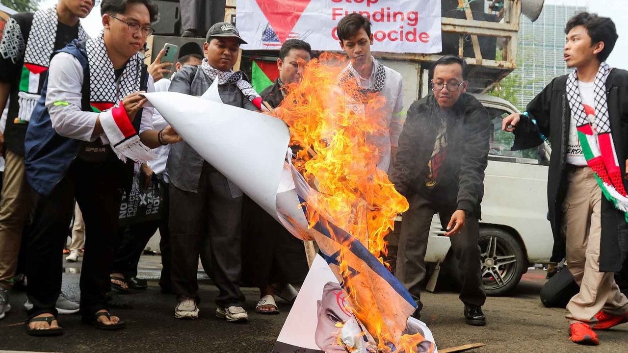 Massa aksi yang tergabung dalam Aliansi Pemuda Indonesia Untuk Palestina menggelar unjuk rasa di depan Kedutaan Besar Amerika Serikat, Jakarta, Minggu (20/4/2025).