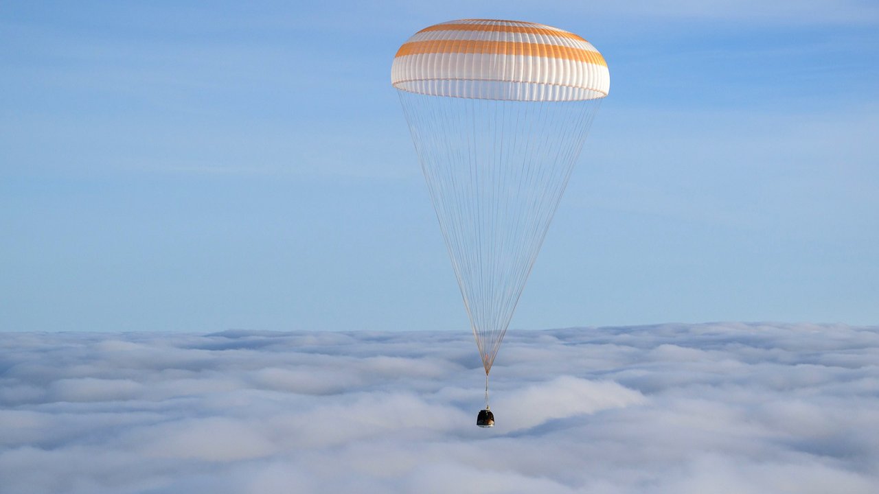 Kosmonot NASA Don Pettit dibawa  tim  medis  setelah mendarat di dekat kota Zhezkazgan, Kazakhstan (20/04/2025