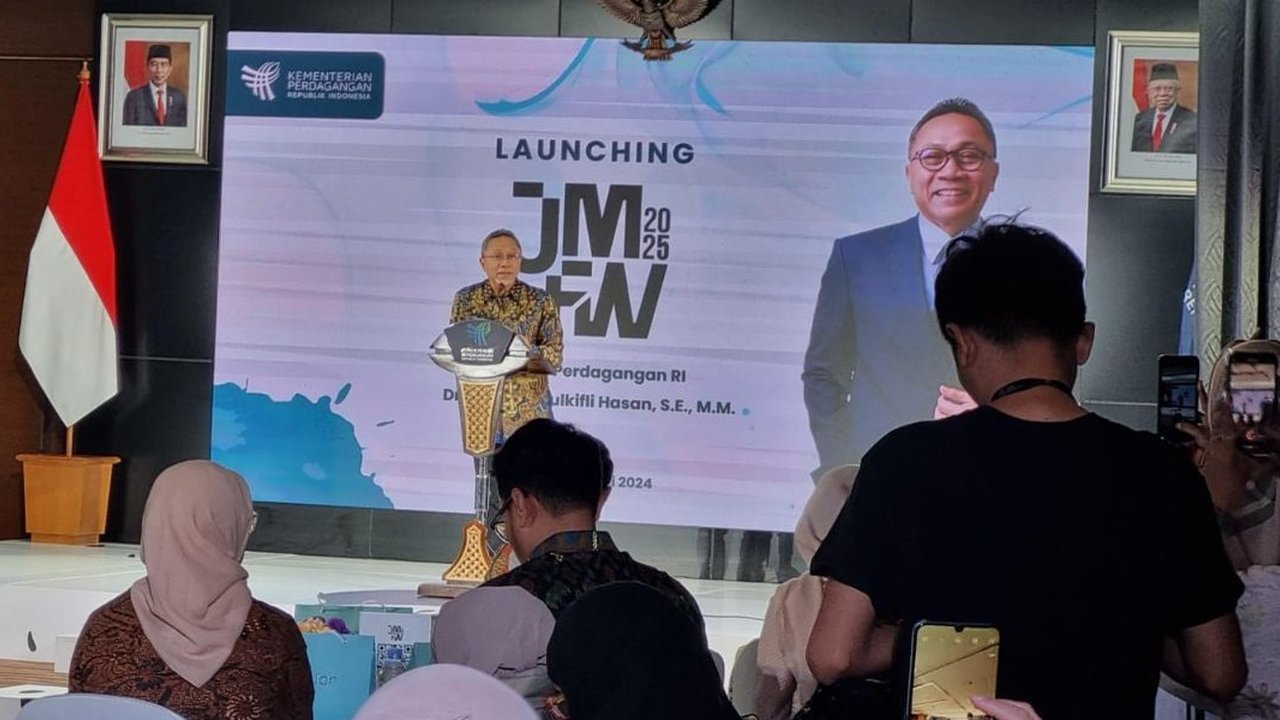 Menteri Perdagangan Zulkifli Hasan menyerahkan hewan kurban di halaman Kementerian Perdagangan, Jakarta, Rabu (19/6/2024). Sebanyak 174 hewan kurban yang diberikan kepada masyarakat dan pekerja di wilayah kantor Kementerian Perdagangan (Kemendag) pada Idul Adha 1445 Hijriah. merdeka.com/imam buhori