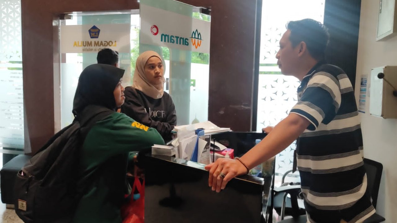 Demam Emas Batangan, Warga Rela Keliling Toko Demi Harga Miring