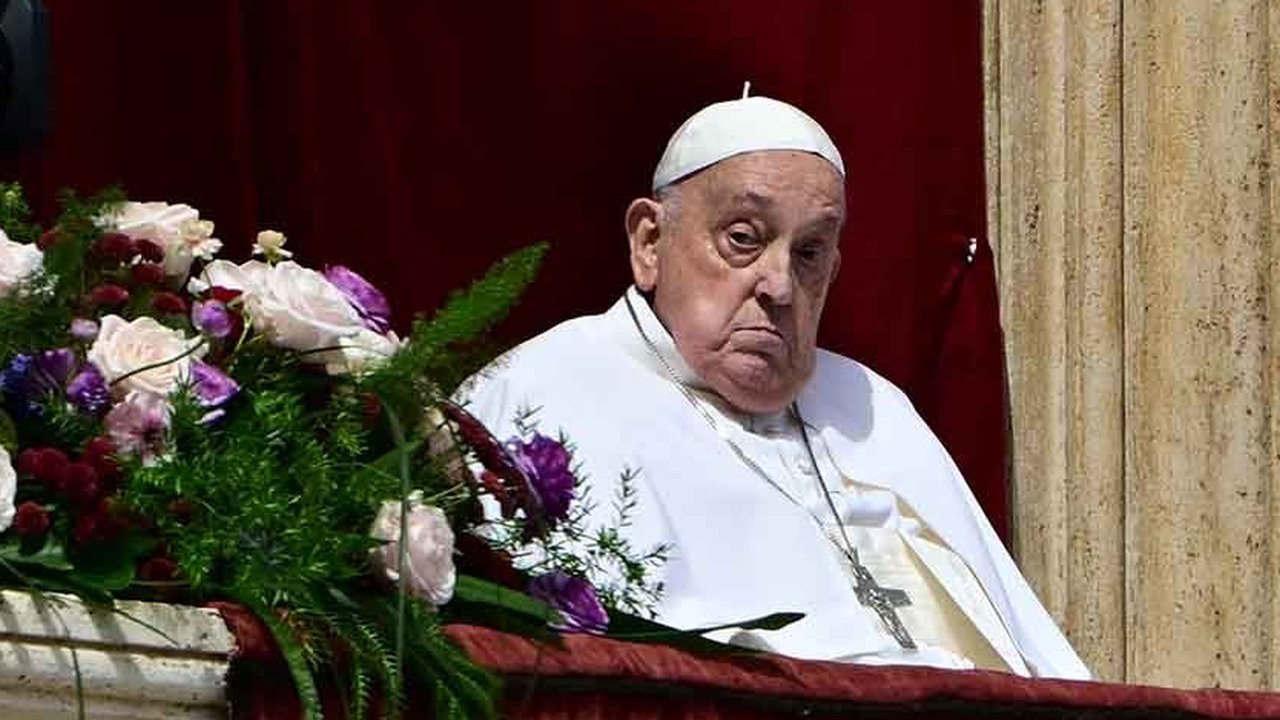 Paus Fransiskus duduk di balkon utama Basilika Santo Petrus saat  penyampaian berkat “Urbi et Orbi” atau “Kepada Roma Kepada Dunia” Lapangan Santo Petrus , Vatikan (20/04/2025)