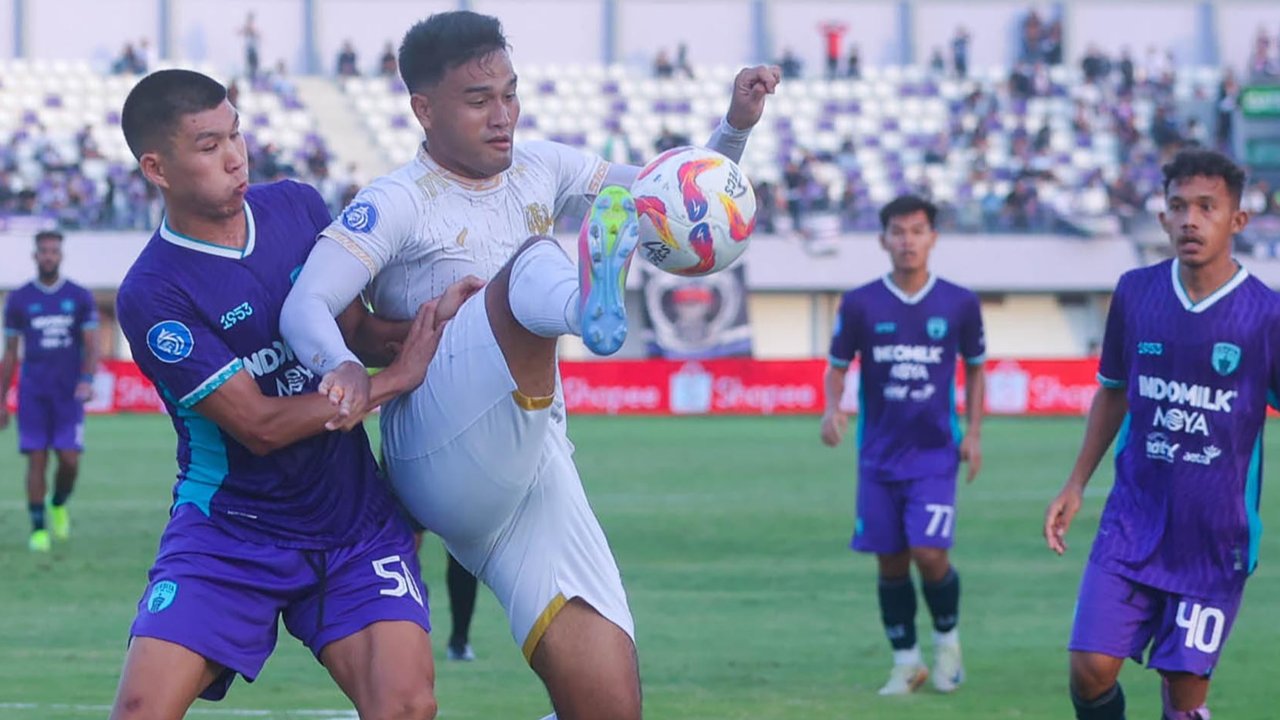 Pesepak bola Persita Tangerang Sandro Embalo (kiri) berusaha mengadang pesepak bola Arema FC M. Rafli (kanan) pada pertandingan BRI Liga 1 2024/2025 di Stadion Indomilk Arena, Kabupaten Tangerang, Banten, Minggu (20/4/2025)