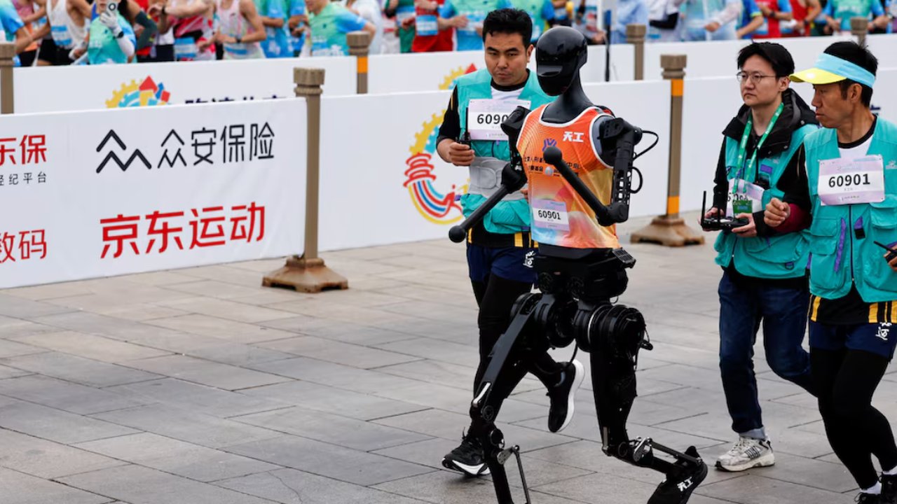 Robot Humanoid Ikut Maraton di China, Ada yang Tersesat hingga Terjatuh, Siapa yang Menang?