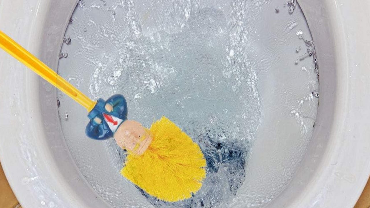 Sikat toilet dengan bentuk kepala Presiden Amerika Serikat Donald Trump