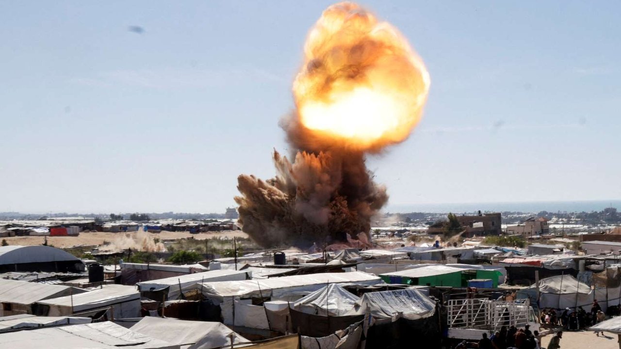 Pemandangan yang menunjukkan ledakan saat serangan udara Israel menghanta kamp pengungsian di Khan Younis, Jalur Gaza, Palestina, pada 19 April 2025.