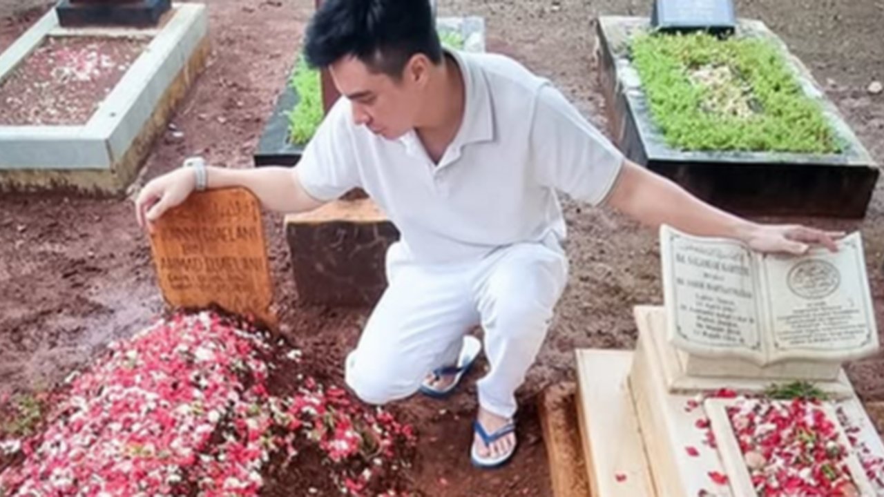 Potret Baim Wong Ziarah ke Makam Sang Mama, Ngaku Anak yang Rapuh & Pura-pura Kuat Dihadapan Dunia