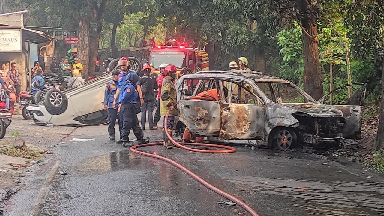 Tiga Mobil Polisi Dibakar di Depok