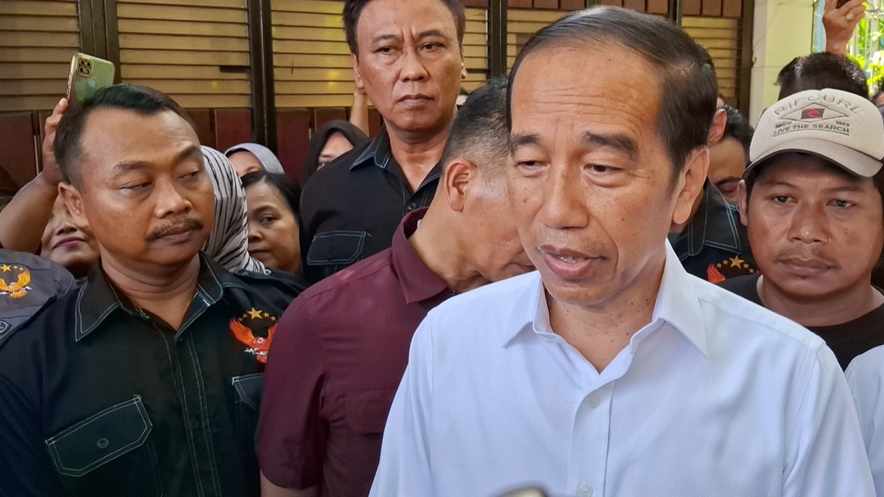 Presiden ke-7 RI Jokowi memberikan pernyataan usai melakukan pertemuan dengan TPUA yang mempertanyakan terkait isu dugaan ijazah palsu di kediaman pribadinya di Solo, Rabu (16/4).(Liputan6.com/Fajar Abrori)