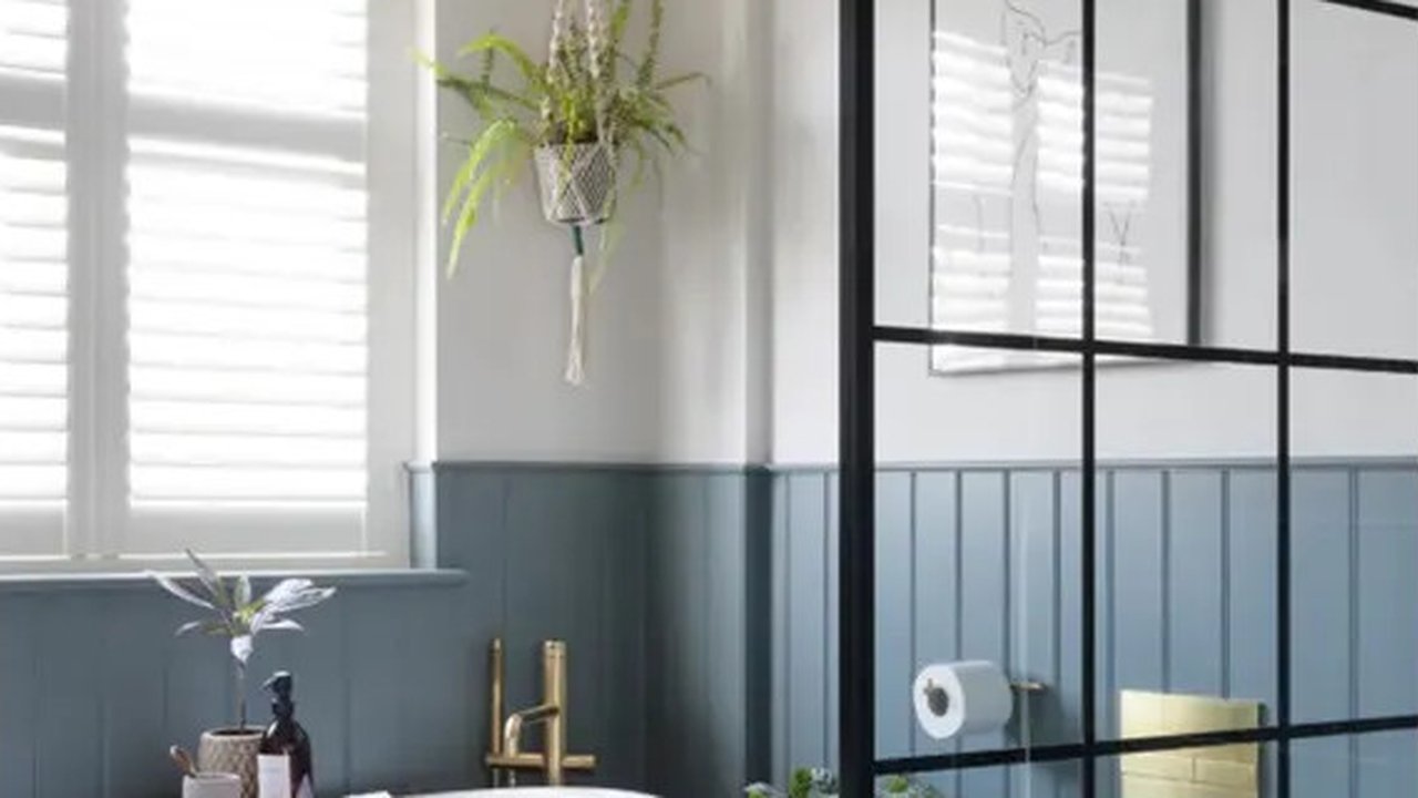 Desain Kamar Mandi Mediterania dengan Corak Keramik pada Dinding (Sumber pinterest).