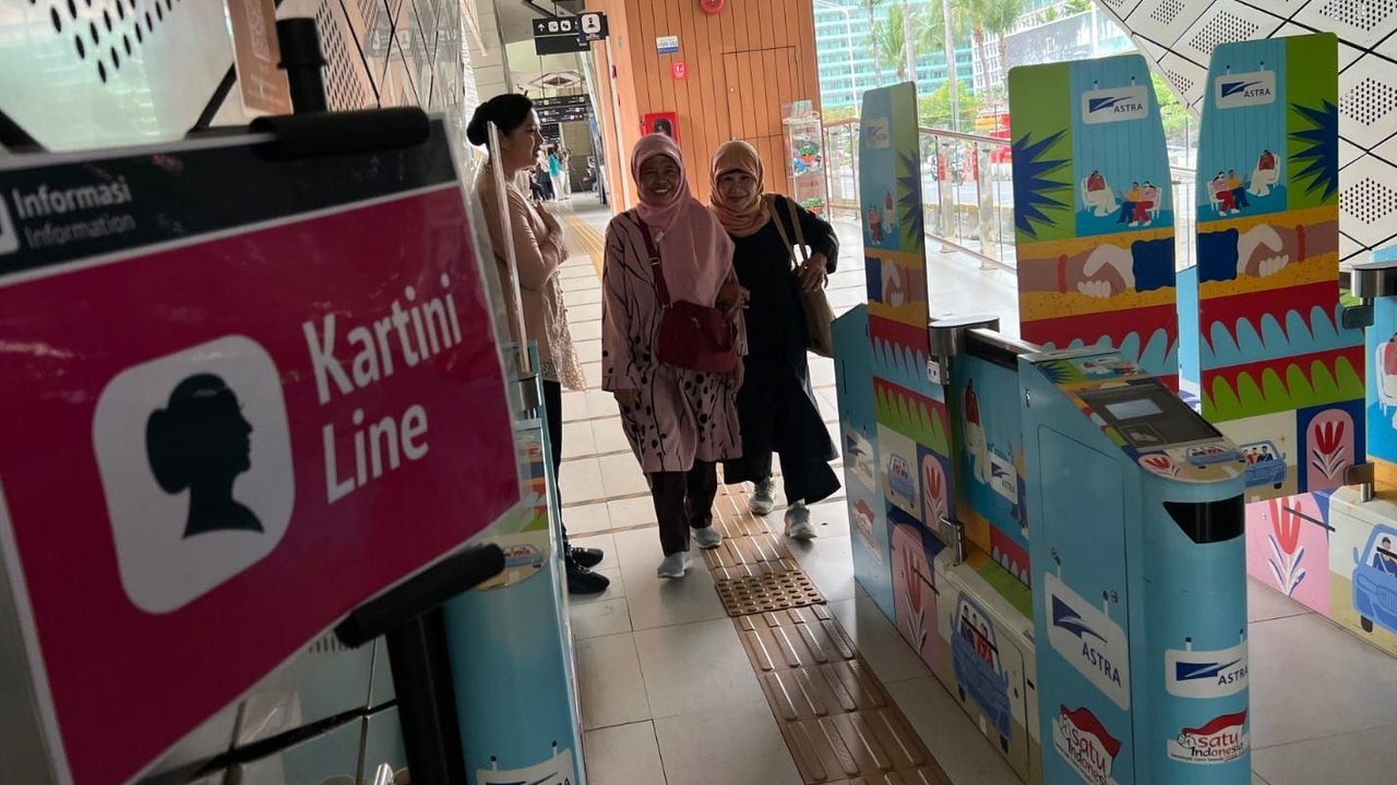 Sejumlah penumpang perempuan memanfaatkan layanan gratis selama peringatan Hari Kartini di Halte Transjakarta Bundaran HI, Jakarta, Senin (21/4/2025).