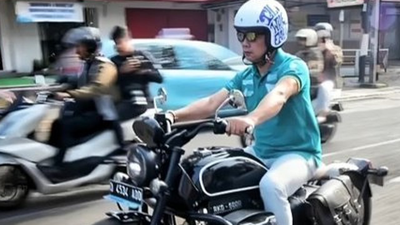 10 Potret Ridwan Kamil Naik Motor, Gayanya Bikin Anak Muda Minder!