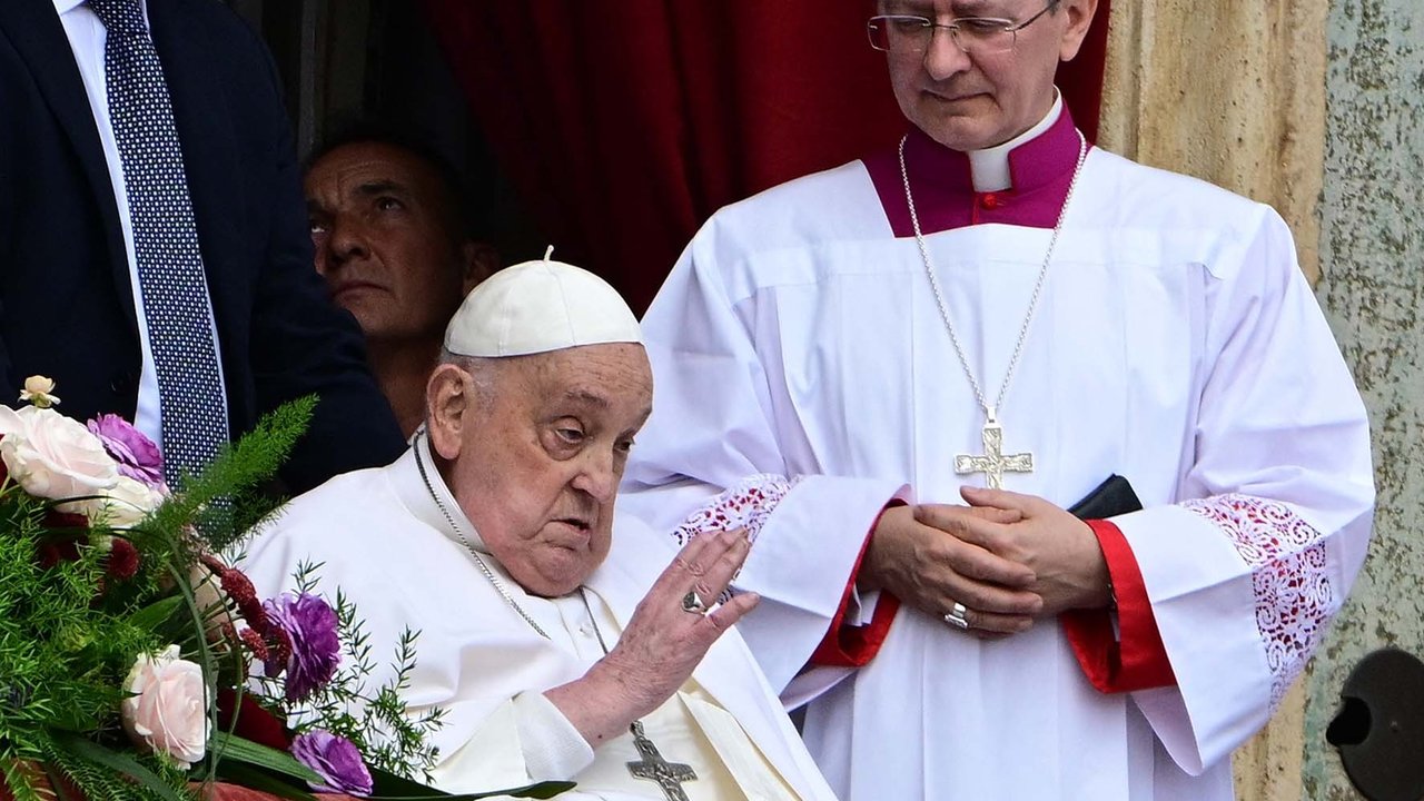 Kondisi kesehatan Paus Fransiskus di Rumah Sakit Gemelli, Roma, dilaporkan stabil setelah dirawat karena pneumonia ganda; Vatikan memberikan pernyataan resmi terkait perkembangan kesehatannya.