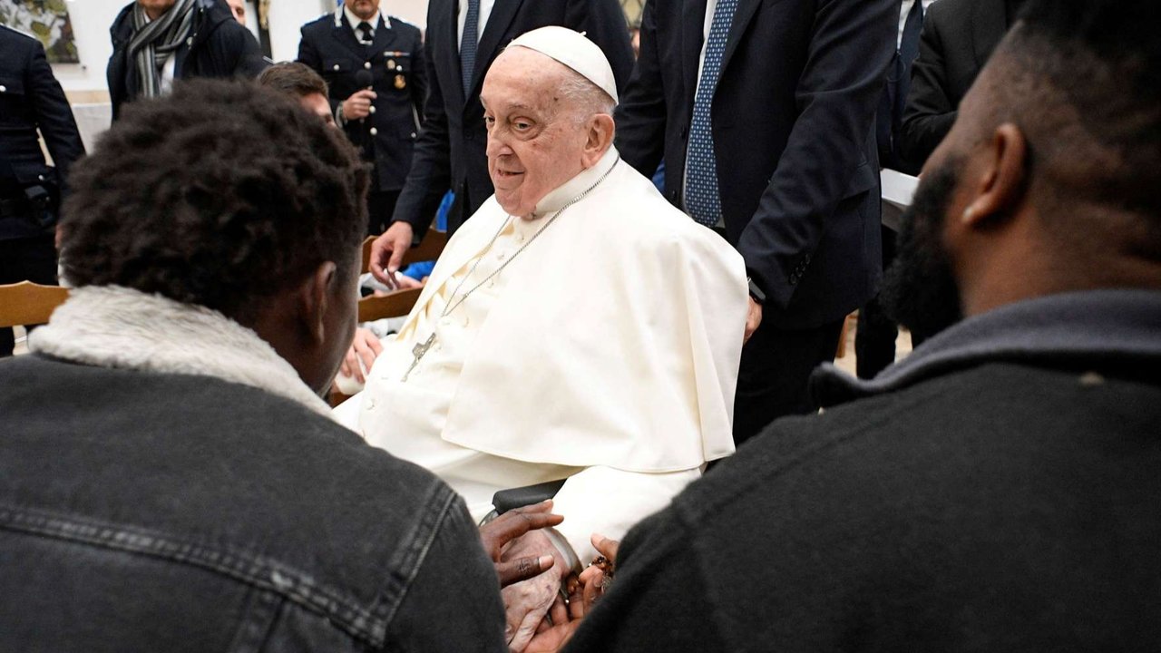 Paus Fransiskus, terlihat mengenakan alat bantu pernapasan oksigen, menyampaikan sambutan saat tampil mengejutkan di akhir misa untuk orang sakit dan petugas kesehatan di Lapangan Santo Petrus, Vatikan, pada 6 April 2025.