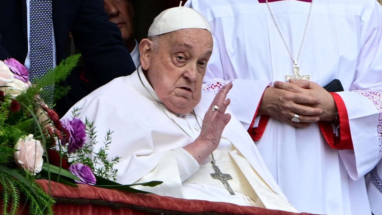 Paus Fransiskus berdiri di balkon utama Basilika Santo Petrus untuk menyampaikan pesan Urbi et Orbi dan berkat bagi kota dan dunia sebagai bagian dari perayaan Paskah di Lapangan Santo Petrus di Vatikan, pada 20 April 2025, sebelum dikabarkan meninggal dunia pada Senin (21/4/2025).