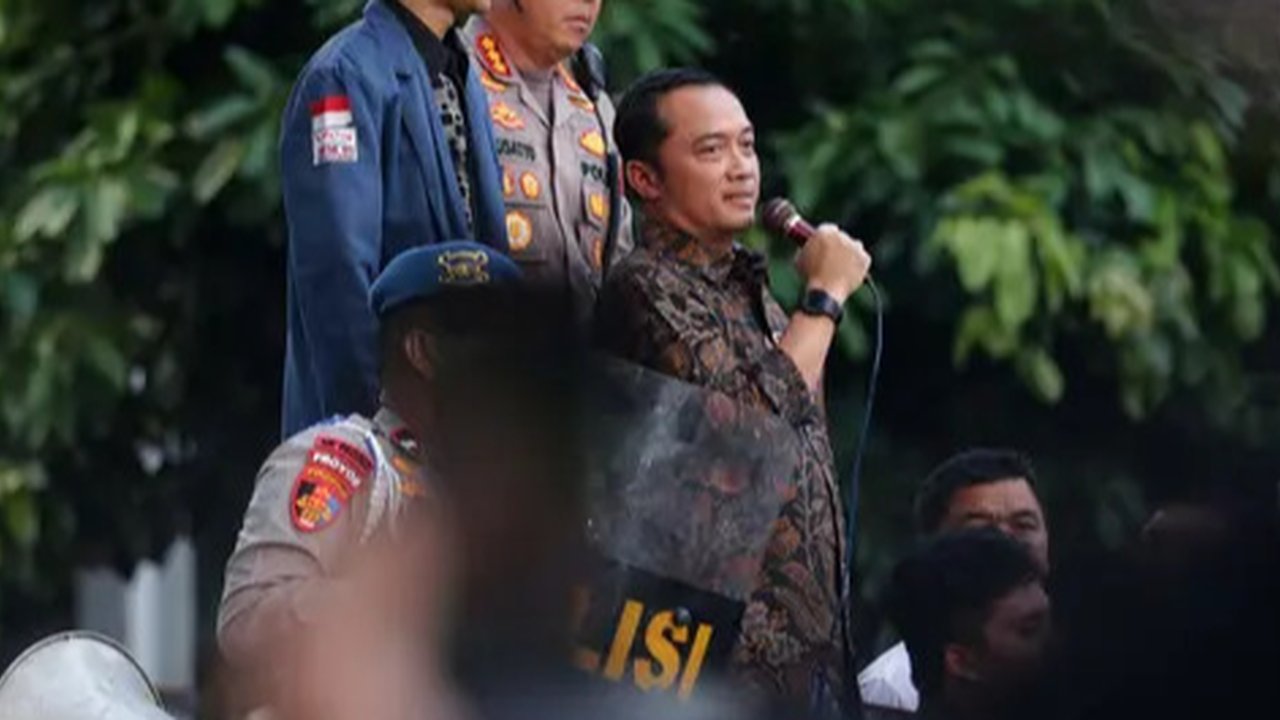 Ekspresi Mensesneg Prasetyo Hadi sempat berbeda ketika menemui dan berbicara langsung dengan pengunjuk rasa dari atas mobil. (Liputan6.com/Helmi Fithriansyah)