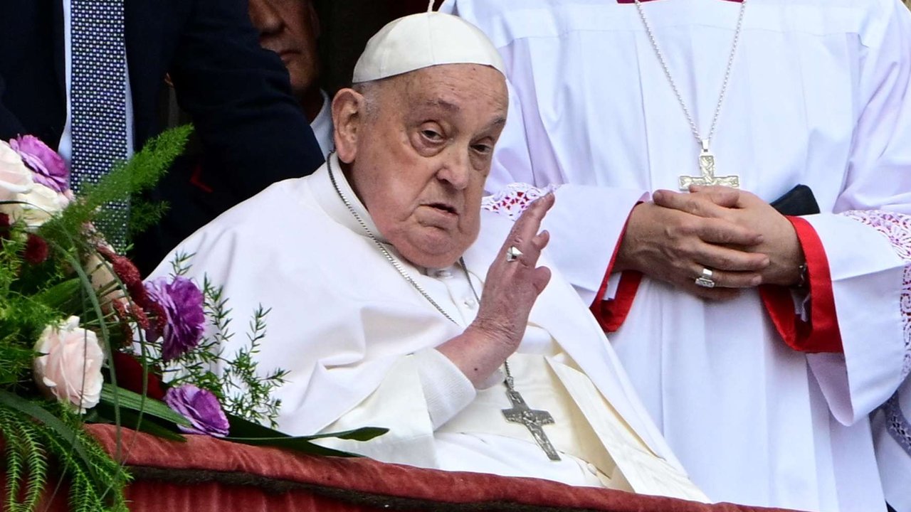 Paus Fransiskus berdiri di balkon utama Basilika Santo Petrus untuk menyampaikan pesan Urbi et Orbi dan berkat bagi kota dan dunia sebagai bagian dari perayaan Paskah di Lapangan Santo Petrus di Vatikan, pada 20 April 2025, sebelum dikabarkan meninggal dunia pada Senin (21/4/2025).