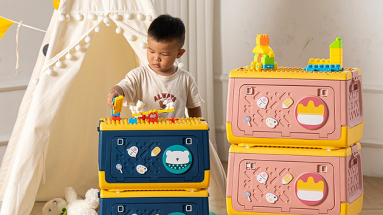 Ilustrasi anak membereskan mainannya.