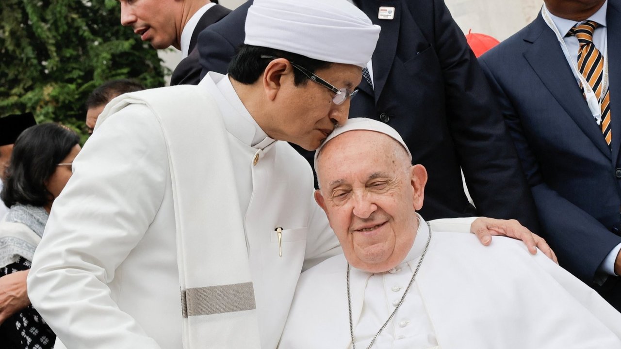 Pemimpin Tertinggi Gereja Katolik Dunia, Paus Fransiskus dan Imam Besar Masjid Istiqlal Nasaruddin Umar memperlihatkan kemesraan saat pertemuan di Masjid Istiqlal, Jakarta, Kamis (5/9/2024).