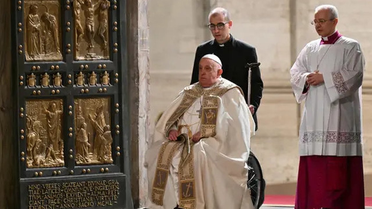 Dua Karya Anak Bangsa yang Pernah Dipakai Paus Fransiskus Saat Berkunjung ke Indonesia