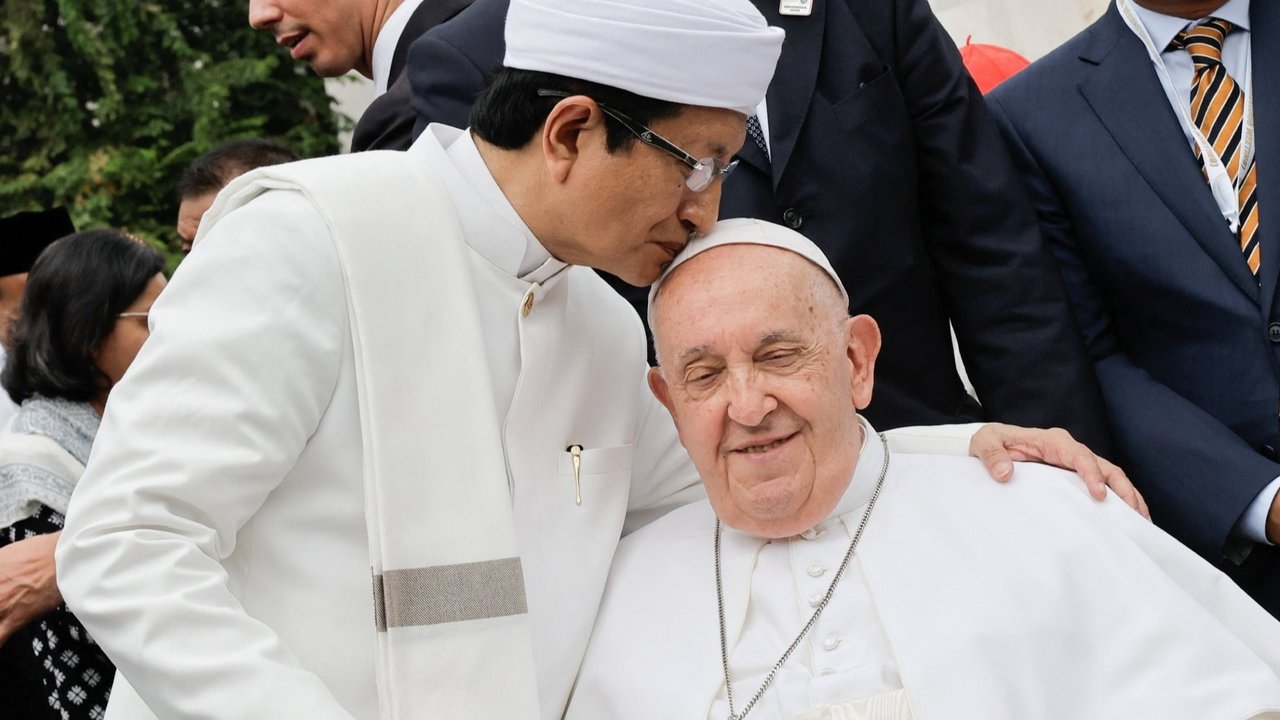 Pemimpin Tertinggi Gereja Katolik Dunia, Paus Fransiskus dan Imam Besar Masjid Istiqlal Nasaruddin Umar memperlihatkan kemesraan saat pertemuan di Masjid Istiqlal, Jakarta, Kamis (5/9/2024).