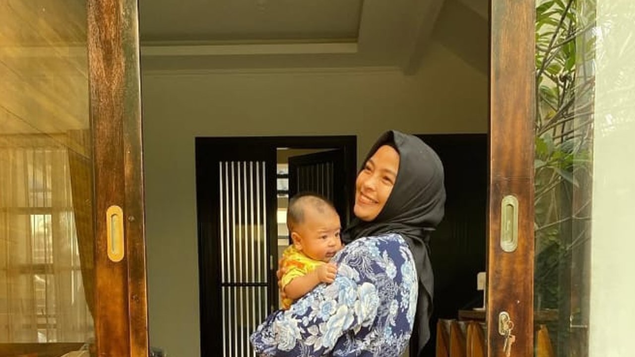 Transformasi dapur kayu minimalis Tantri Kotak bergaya modern (Image by @tantrisyalindri on Instagram )