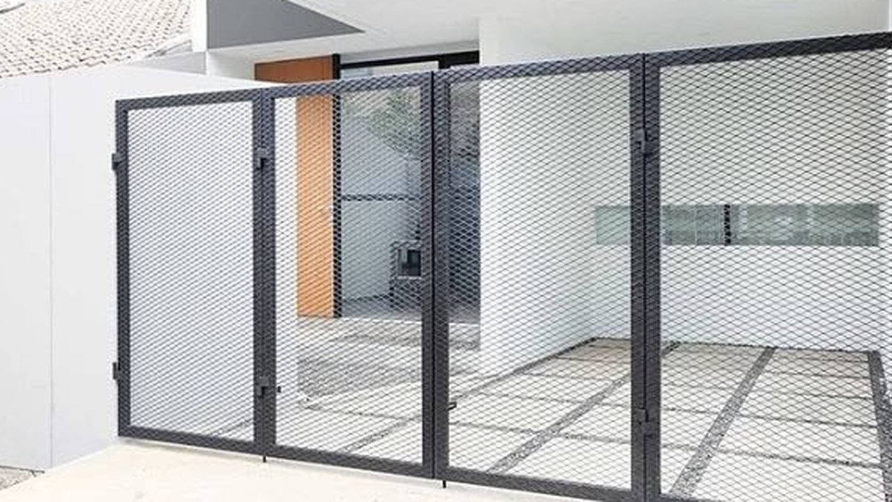 Model Pagar Besi Ala Rumah Industrial yang Unik dan Estetik Garis-garis Vertikal atau Horizontal (Foto: Adi ngrh on Pinterest)