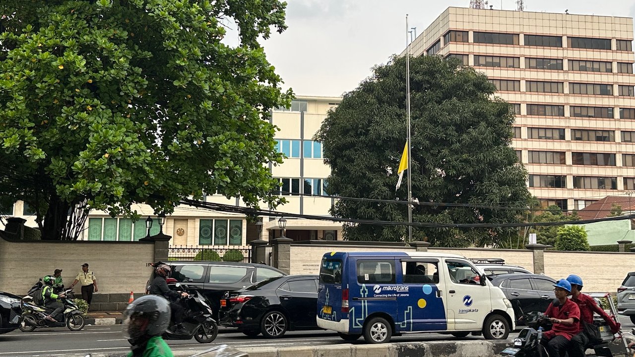 Bendera Setengah Tiang di Kedubes Vatikan, Simbol Duka Cita Kepergian Paus Fransiskus