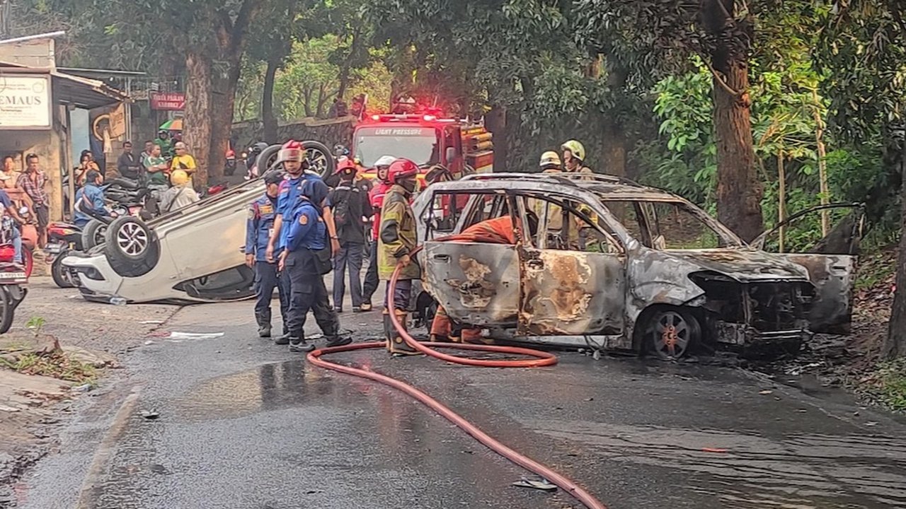 Tiga Mobil Polisi Dibakar di Depok