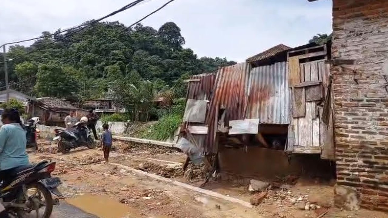 Menegangkan, Detik-Detik Paman dan Keponakan Terseret Ratusan Meter Saat Banjir Terjang Lampung