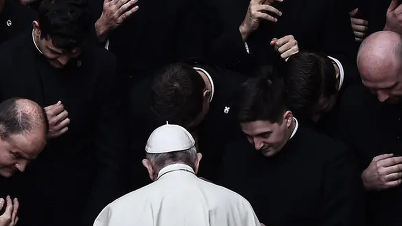 Paus Fransiskus berdoa bersama para imam di akhir audiensi publik terbatas di halaman San Damaso, Vatikan pada 30 September 2020. (Filippo MONTEFORTE/AFP)
