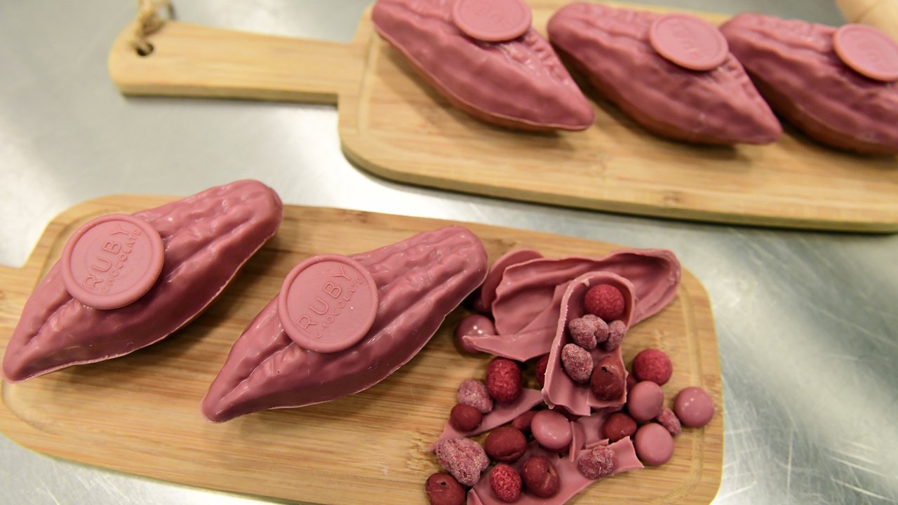 Cokelat berwana pink tanpa pewarna buatan bernama cokelat Ruby ketika diperkenalkan ke publik di pabrik Barry Callebaut, Belgia, Senin (18/9). Kita dapat mencoba cokelat ini dalam kurun waktu 6 hingga 18 bulan ke depan. ( EMMANUEL DUNAND/AFP)