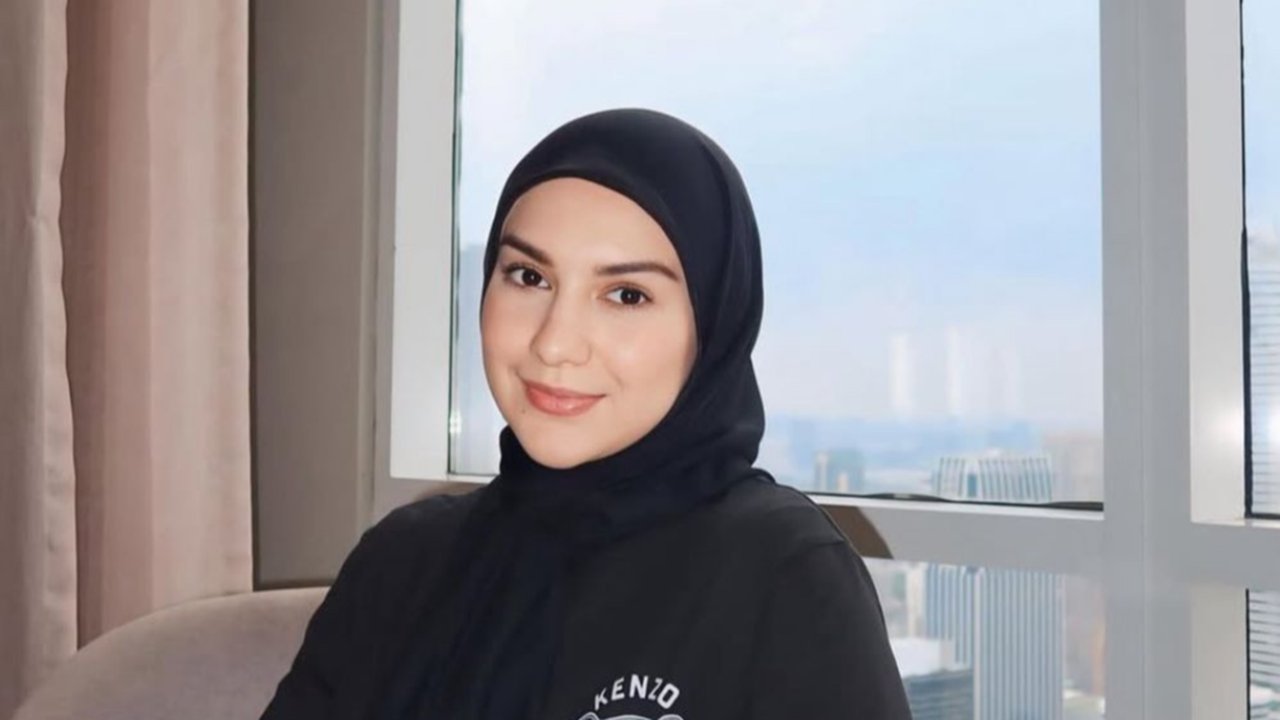 Seperti di potret ini, di mana Irish Bella dan kedua putrinya kenakan busana muslim sarimbit [@_irishbella_]