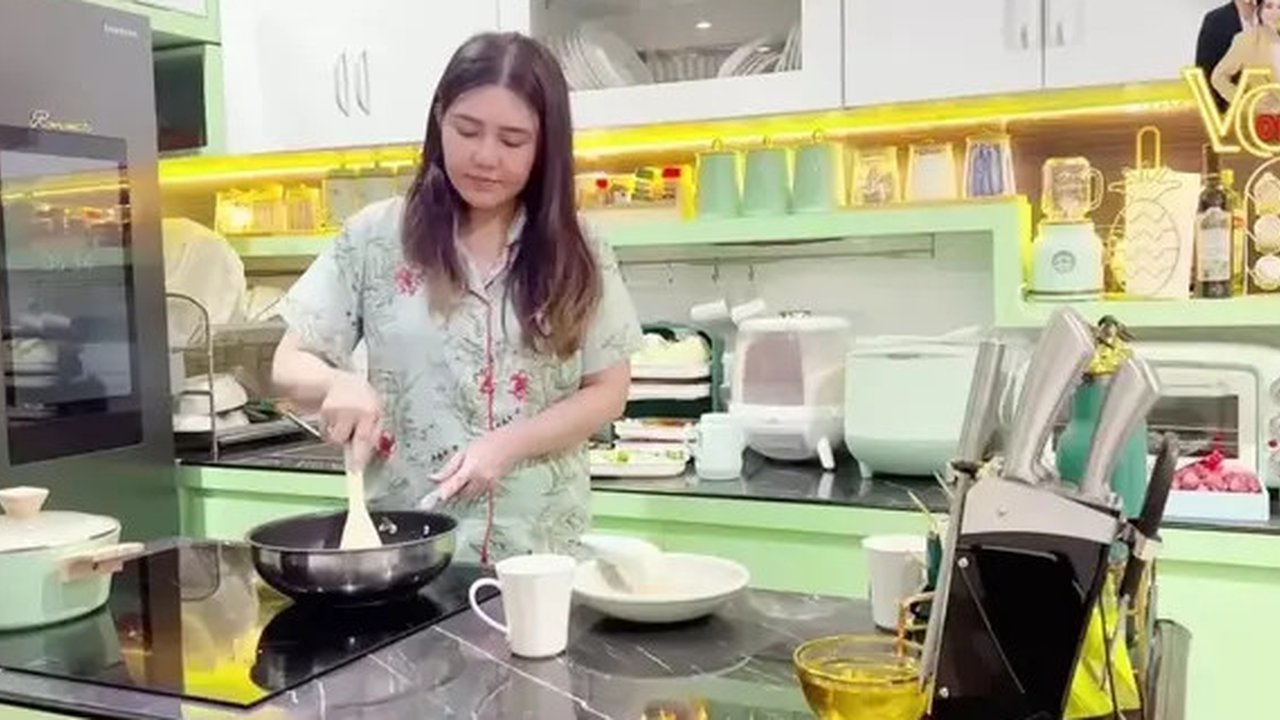 (Sumber: Instagram @viavallen)