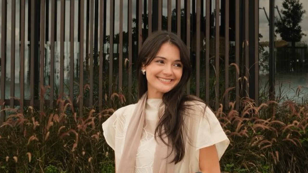 Potret dapur minimalis serba putih Amanda Rawles (Image by amandarawles on Instagram)