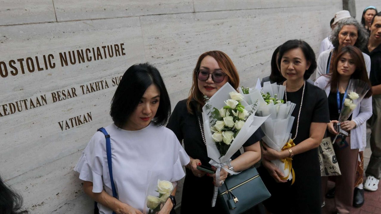 Warga mengantre untuk memasuki Kedutaan Besar Vatikan di Jakarta, Selasa (22/4/2025). Umat Katolik berdatangan ke Kedutaan Besar Vatikan untuk menyampaikan bela sungkawa dan mendoakan Pemimpin Tertinggi Gereja Katolik Dunia sekaligus Kepala Negara Vatikan, Paus Fransiskus, yang wafat di usia 88 tahun pada Senin (21/4).