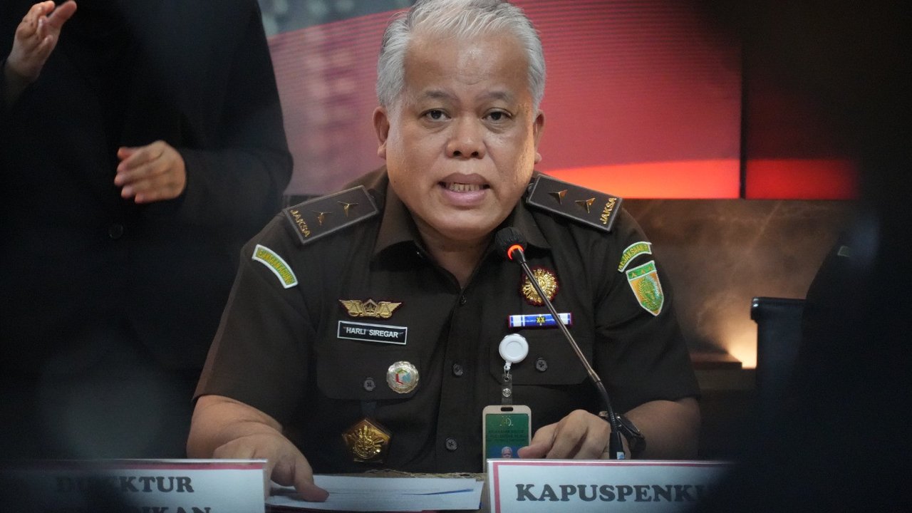 Kepala Pusat Penerangan Hukum (Kapuspenkum) Kejaksaan Agung Harli Siregar dalam Konferensi Pers Penyitaan Uang dalam Perkara Tindak Pidana Korupsi dalam Kegiatan Importasi Gula di Kementerian Perdagangan Tahun 2015 s.d. 2016.