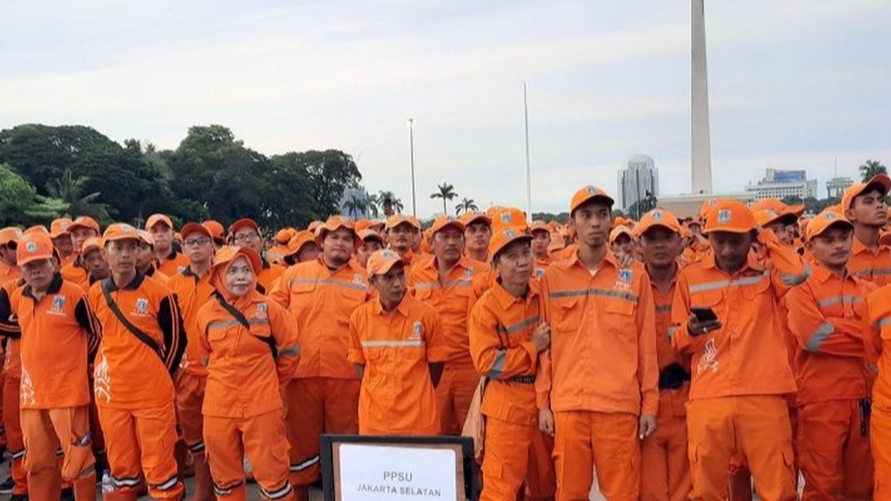Wali Kota Pontianak, Edi Rusdi Kamtono, menyerahkan bantuan paket sembako dari Yayasan dan Rumah Sakit Kharitas Bhakti kepada 728 petugas kebersihan PPSU, sebagai apresiasi atas dedikasi mereka menjaga kebersihan kota.