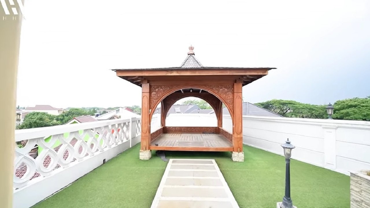 Meski begitu, ada yang dari dulu tak berubah yakni gazebo di lantai 3. Gazebo ini sekarang sudah jarang sekali ditempati. Sule hanya sekali ke sini untuk membuat konten saja.